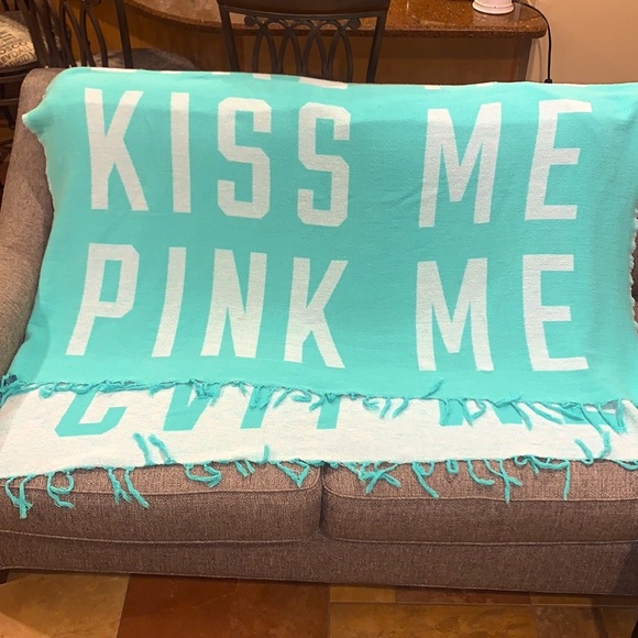 Victoria’s Secret PINK RARE Sea-foam Green Fringe Blanket - Picture 3 of 7
